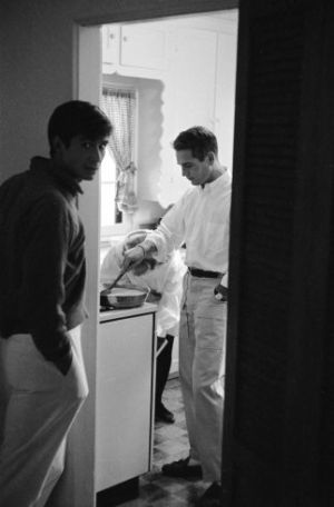 Anthony Perkins joins Paul Newman cooking eggs in 1958 - Joanne Woodward at the oven